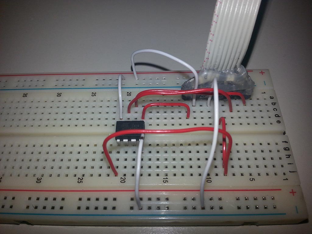 Die weißen Kabel sind +5V und GND. Alle roten Kabel sind Datenleitungen.